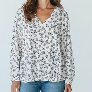 The Sweatshirt Project Size  2X White Butterfly Print V-Neck Sweatshirt